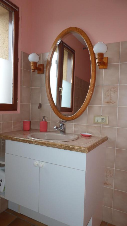 Maison De Vacances Pour 6 Personnes Avec Piscine Lainsecq Exterior foto